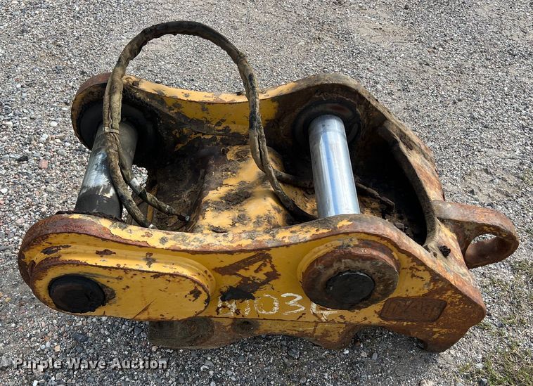 image for item LV9000 Caterpillar 389-8070 quick coupler