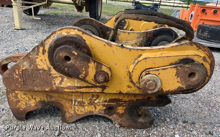 image for item LV9000 Caterpillar 389-8070 quick coupler