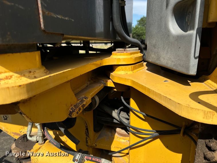 image for item MU9871 2006 John Deere 770D motor grader