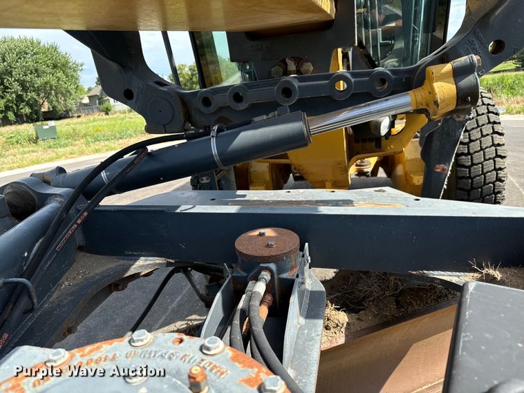 image for item MU9871 2006 John Deere 770D motor grader