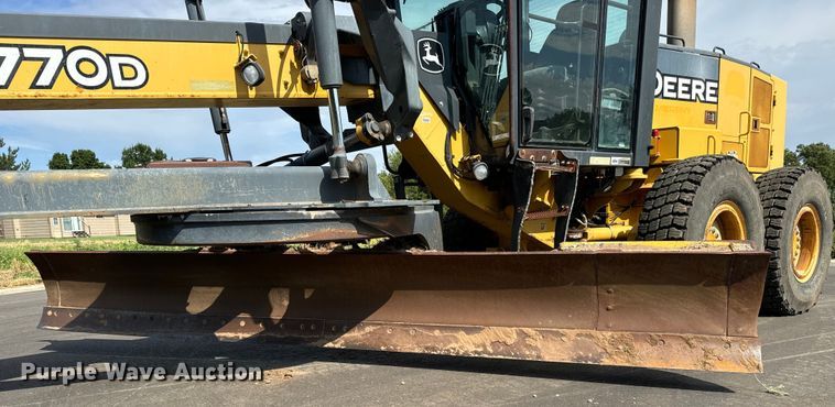 image for item MU9871 2006 John Deere 770D motor grader