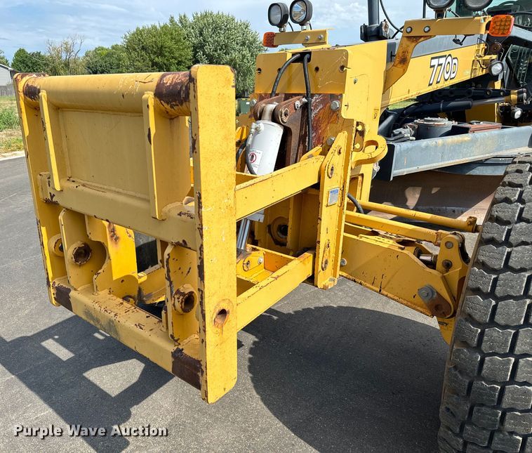 image for item MU9871 2006 John Deere 770D motor grader