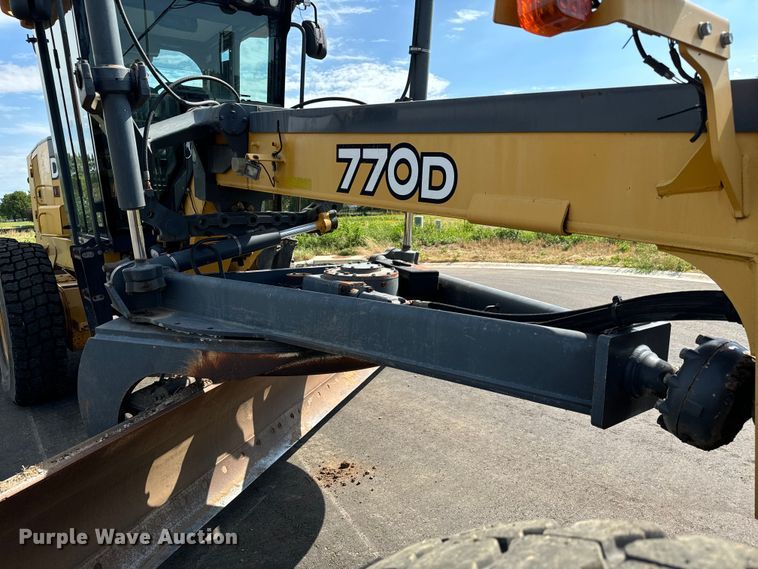 image for item MU9871 2006 John Deere 770D motor grader