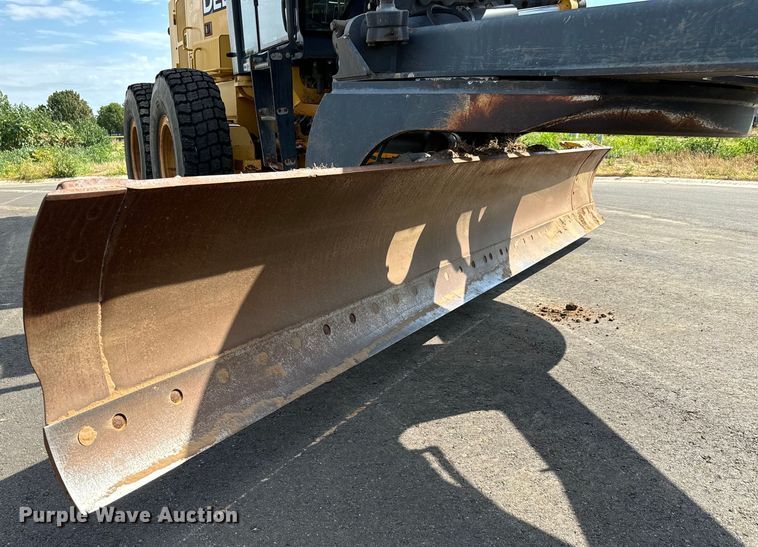 image for item MU9871 2006 John Deere 770D motor grader