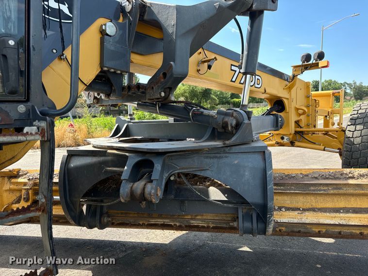 image for item MU9871 2006 John Deere 770D motor grader