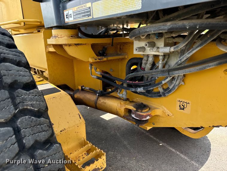 image for item MU9871 2006 John Deere 770D motor grader