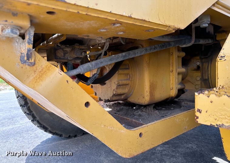 image for item MU9871 2006 John Deere 770D motor grader