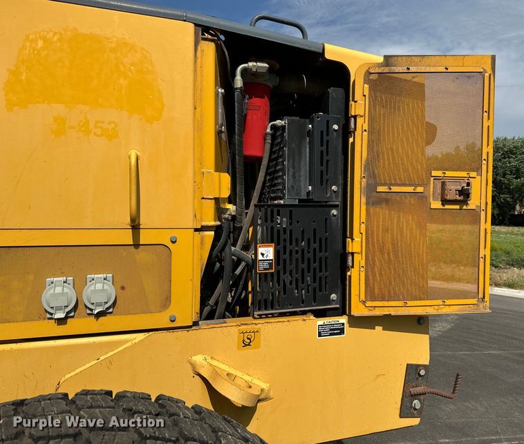 image for item MU9871 2006 John Deere 770D motor grader