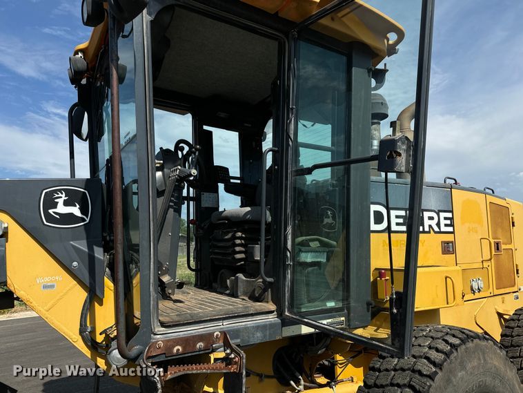 image for item MU9871 2006 John Deere 770D motor grader