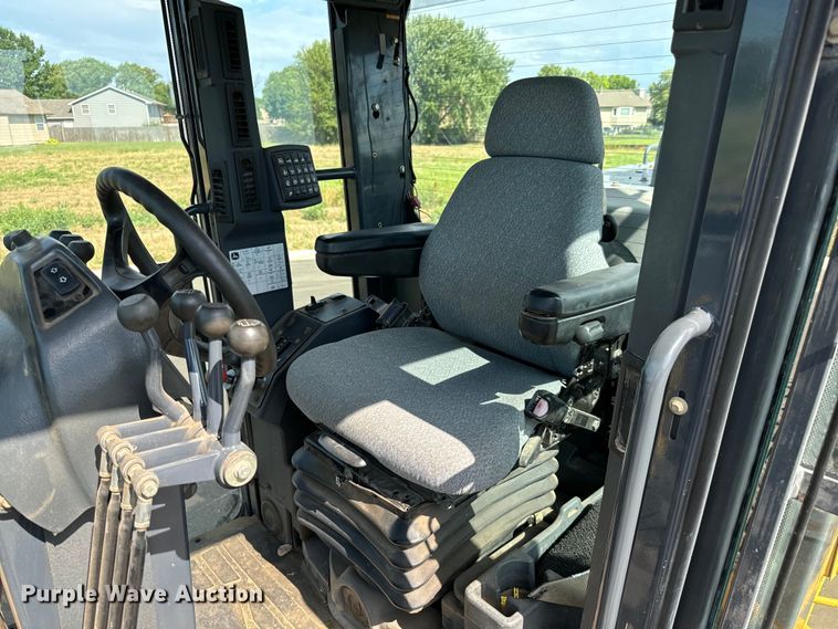 image for item MU9871 2006 John Deere 770D motor grader