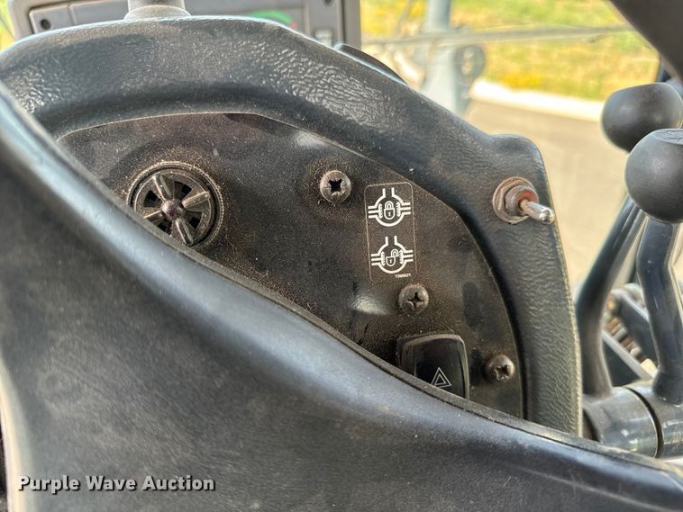 image for item MU9871 2006 John Deere 770D motor grader