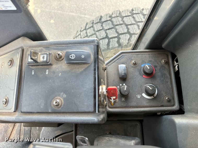 image for item MU9871 2006 John Deere 770D motor grader