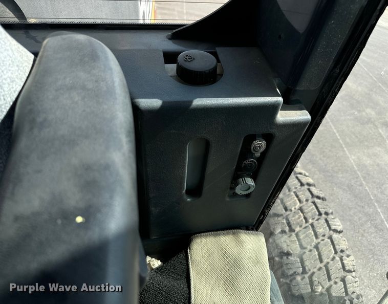 image for item MU9871 2006 John Deere 770D motor grader