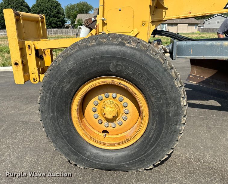 image for item MU9871 2006 John Deere 770D motor grader