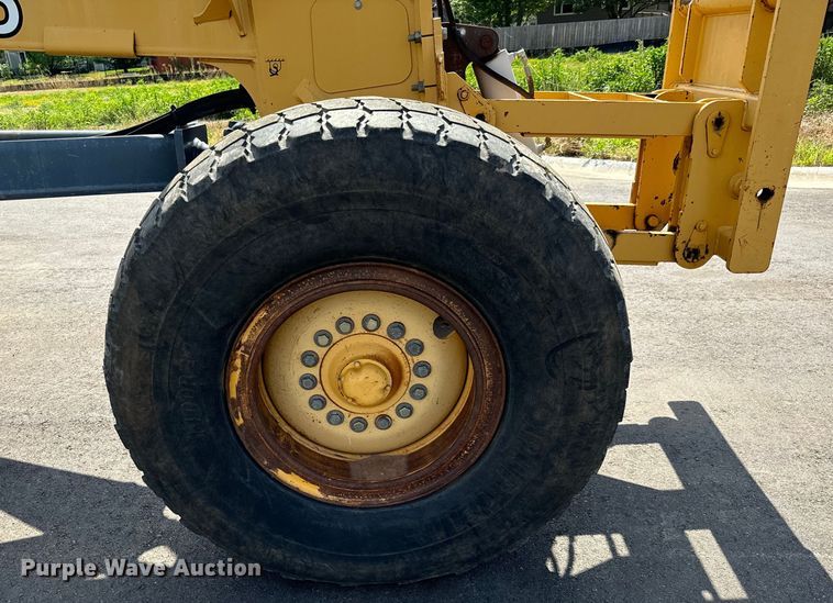 image for item MU9871 2006 John Deere 770D motor grader