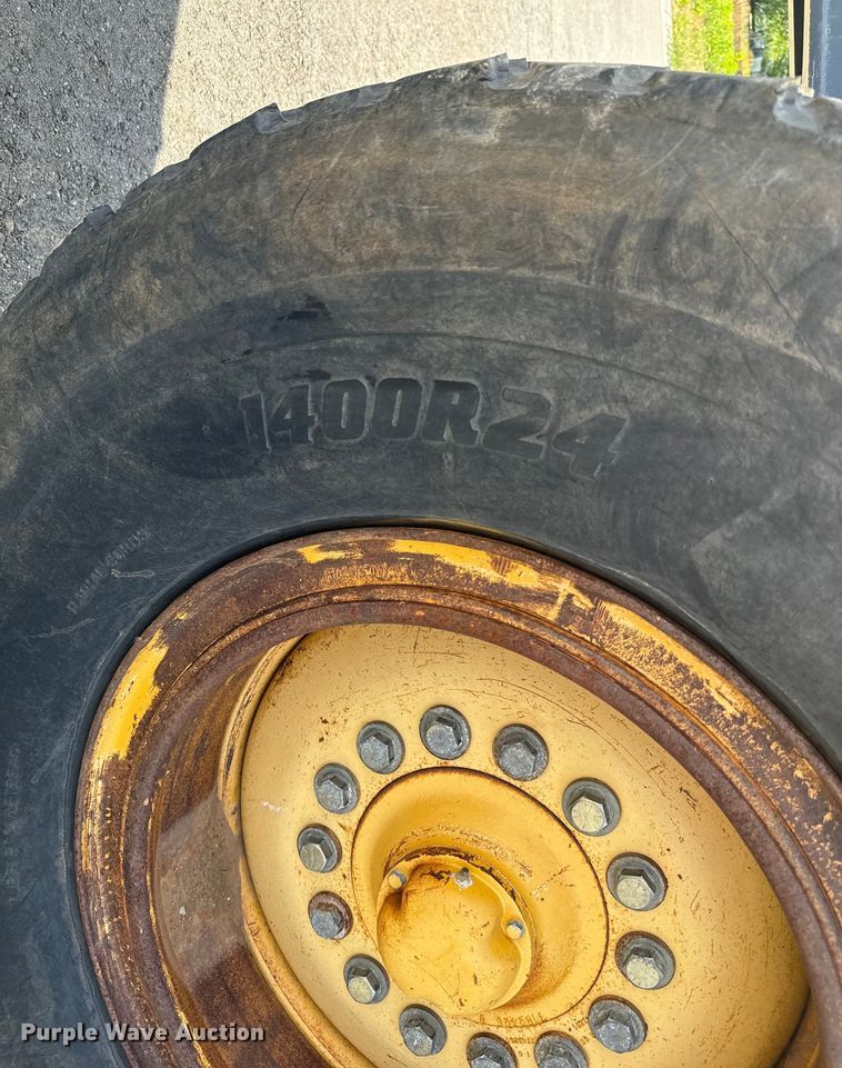 image for item MU9871 2006 John Deere 770D motor grader