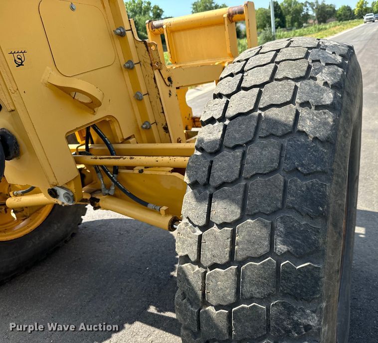 image for item MU9871 2006 John Deere 770D motor grader