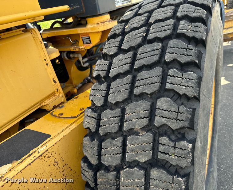 image for item MU9871 2006 John Deere 770D motor grader