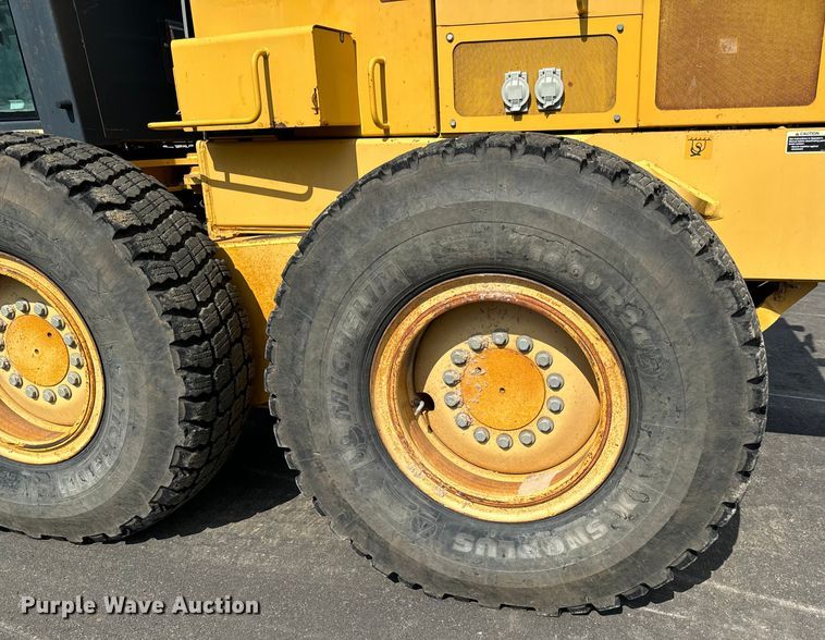 image for item MU9871 2006 John Deere 770D motor grader