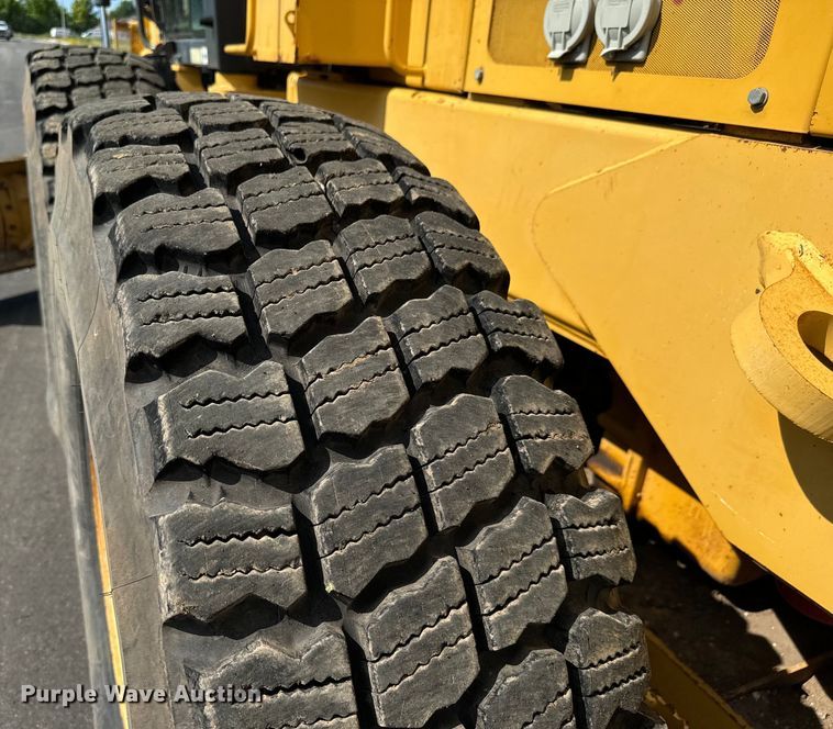 image for item MU9871 2006 John Deere 770D motor grader