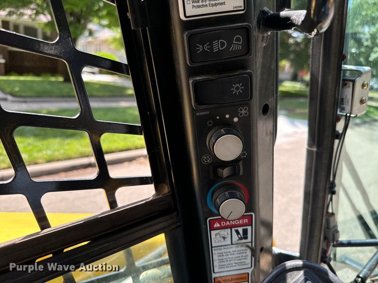 image for item MU9876 Yanmar S270V-1 skid steer loader