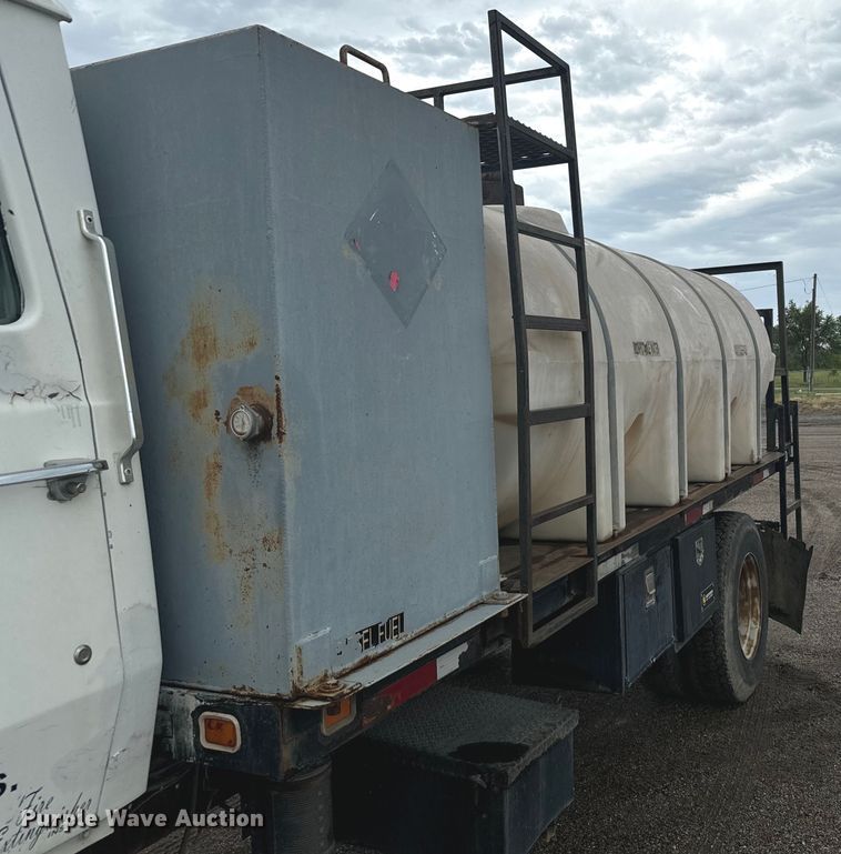 image for item MU9938 1985 Ford LN8000 water truck