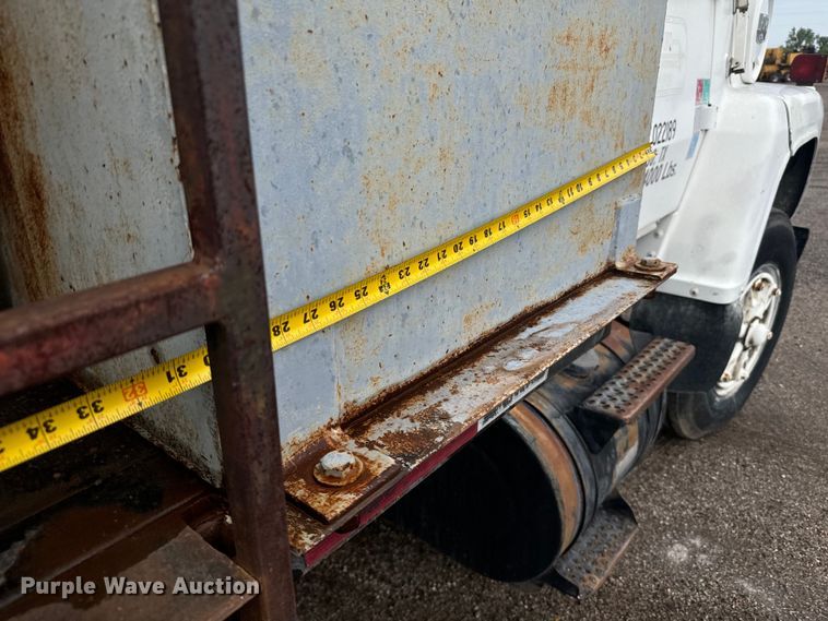 image for item MU9938 1985 Ford LN8000 water truck