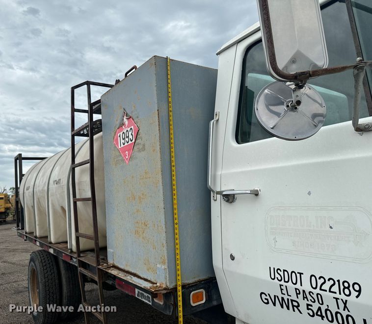 image for item MU9938 1985 Ford LN8000 water truck