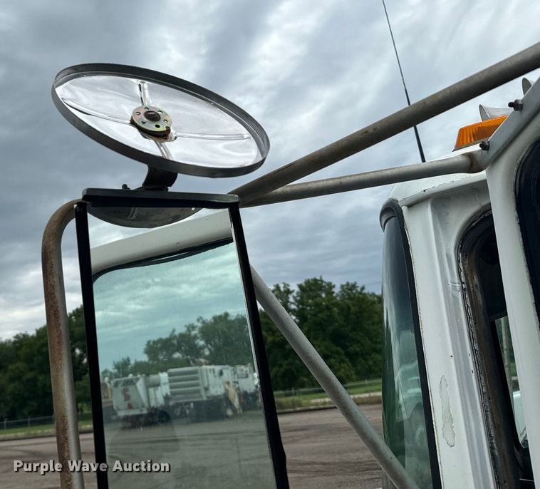 image for item MU9938 1985 Ford LN8000 water truck