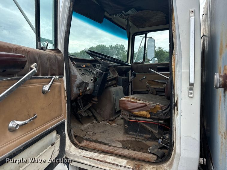 image for item MU9938 1985 Ford LN8000 water truck