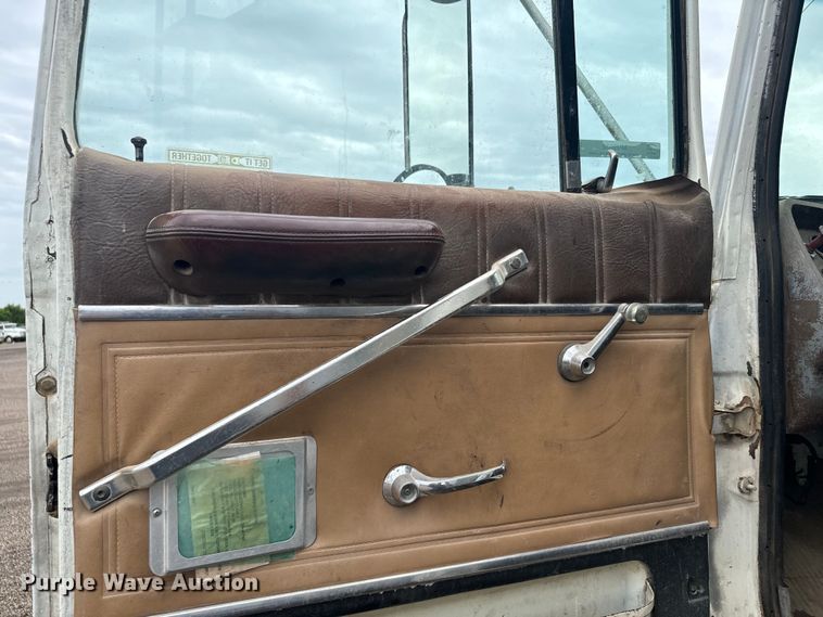 image for item MU9938 1985 Ford LN8000 water truck