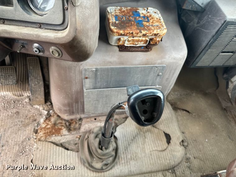 image for item MU9938 1985 Ford LN8000 water truck