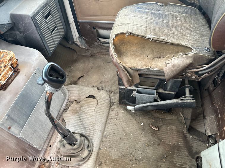 image for item MU9938 1985 Ford LN8000 water truck