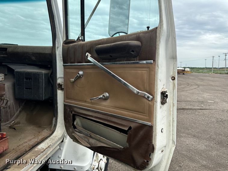 image for item MU9938 1985 Ford LN8000 water truck