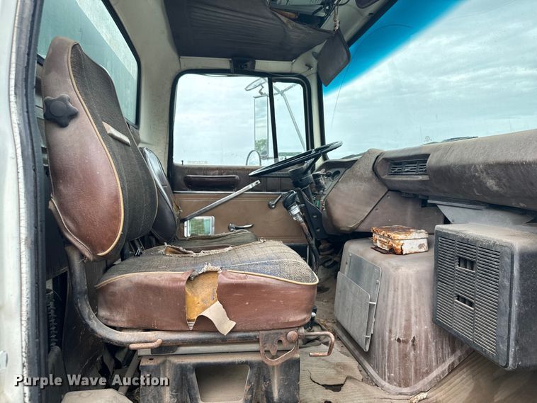 image for item MU9938 1985 Ford LN8000 water truck