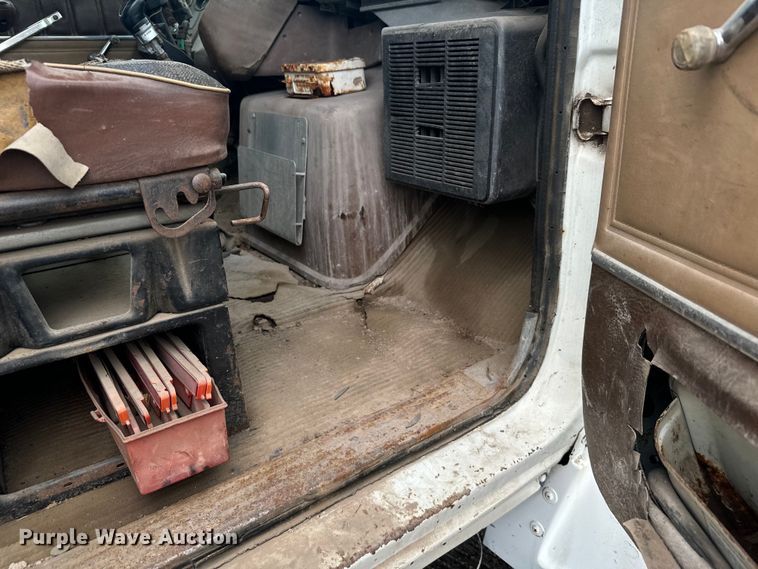 image for item MU9938 1985 Ford LN8000 water truck