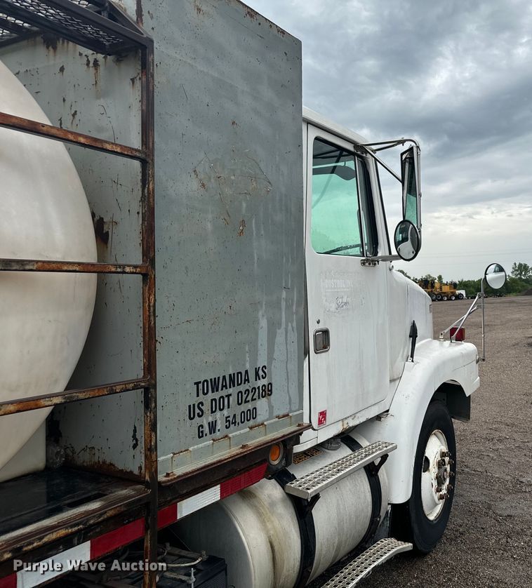 image for item MU9939 1994 White GMC water truck