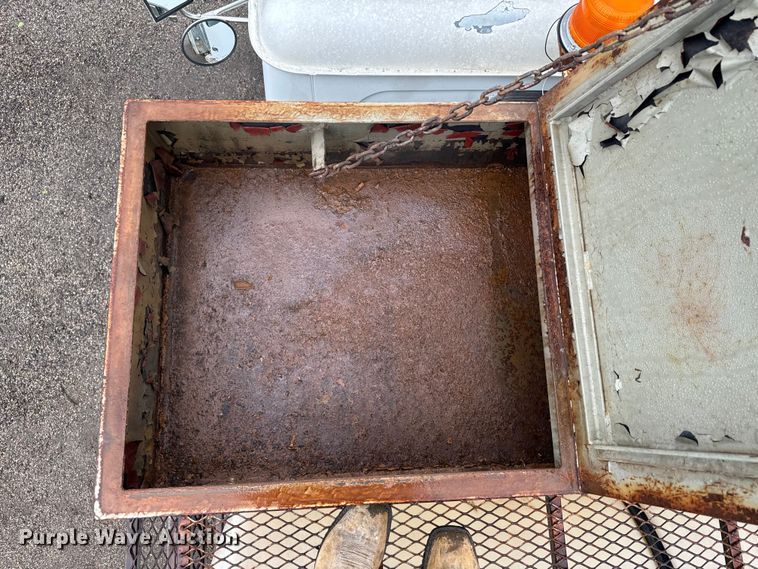 image for item MU9939 1994 White GMC water truck