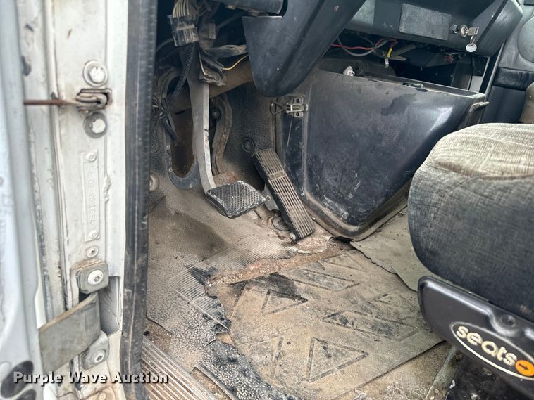 image for item MU9939 1994 White GMC water truck