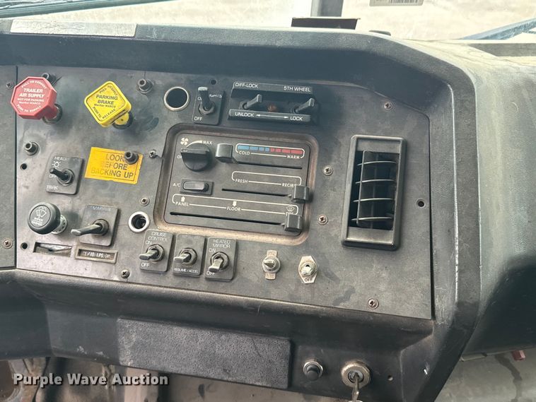 image for item MU9939 1994 White GMC water truck