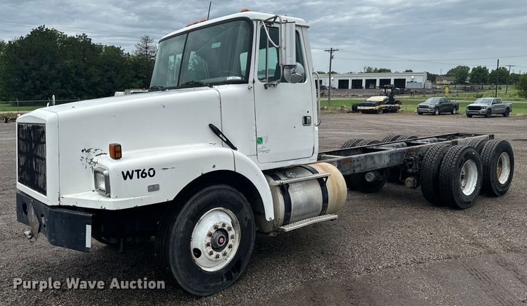 image for item MU9940 1994 White GMC truck cab and chassis