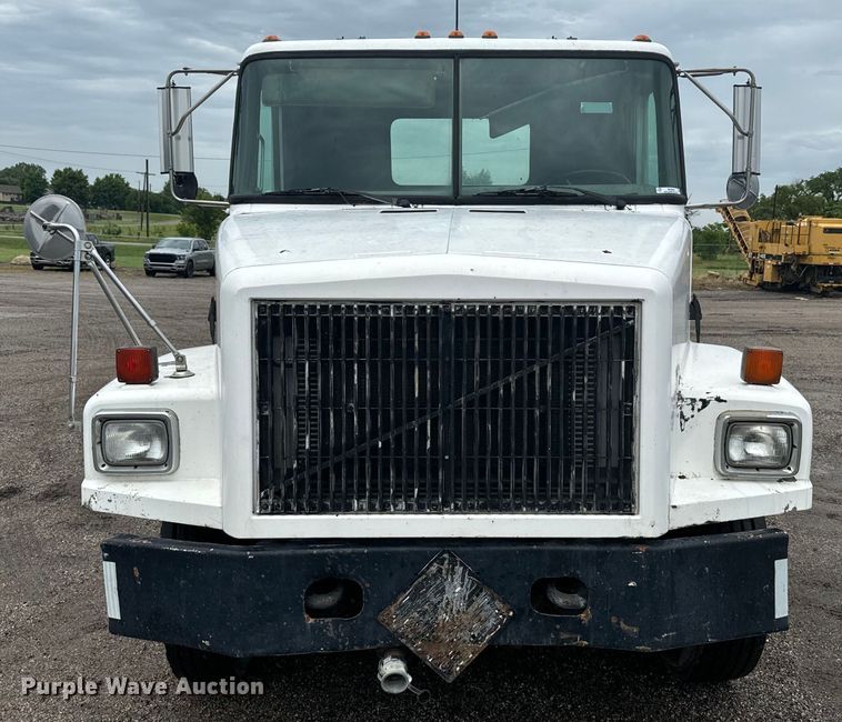 image for item MU9940 1994 White GMC truck cab and chassis