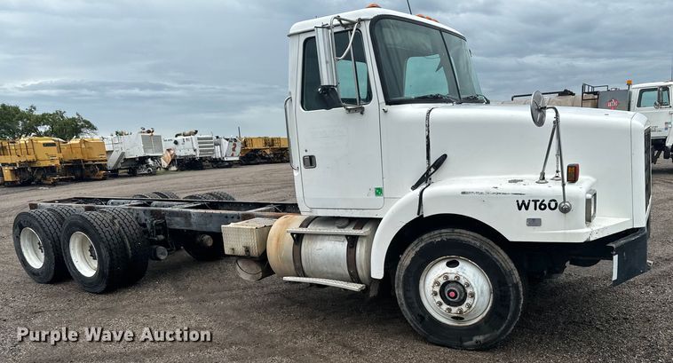 image for item MU9940 1994 White GMC truck cab and chassis