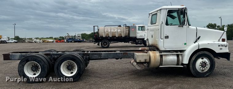 image for item MU9940 1994 White GMC truck cab and chassis