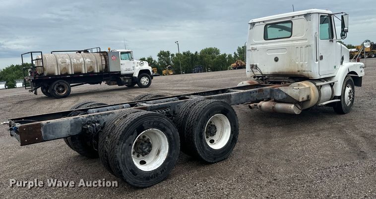 image for item MU9940 1994 White GMC truck cab and chassis