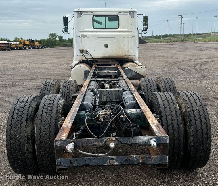 image for item MU9940 1994 White GMC truck cab and chassis