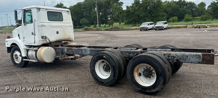 image for item MU9940 1994 White GMC truck cab and chassis