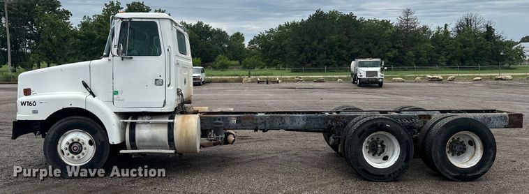 image for item MU9940 1994 White GMC truck cab and chassis