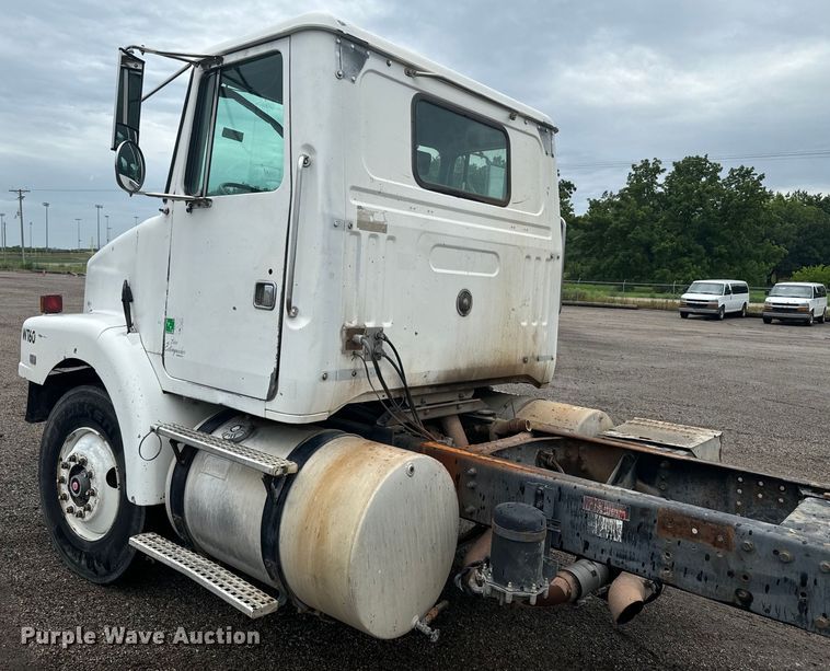 image for item MU9940 1994 White GMC truck cab and chassis