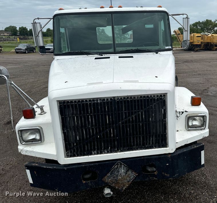 image for item MU9940 1994 White GMC truck cab and chassis